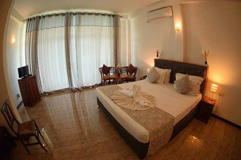 Deluxe Double Room, Sea View | Minibar, in-room safe, desk, blackout drapes