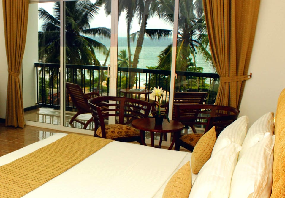 Deluxe Double Room, Sea View | Minibar, in-room safe, desk, blackout drapes