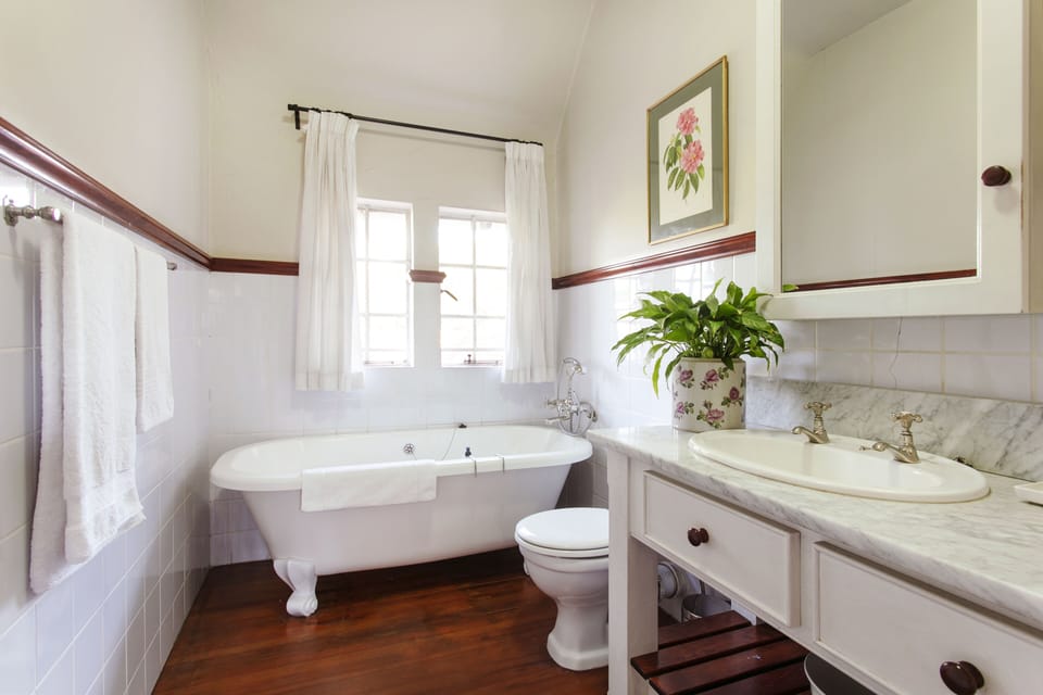 Family Room | Bathroom | Separate tub and shower, free toiletries, towels