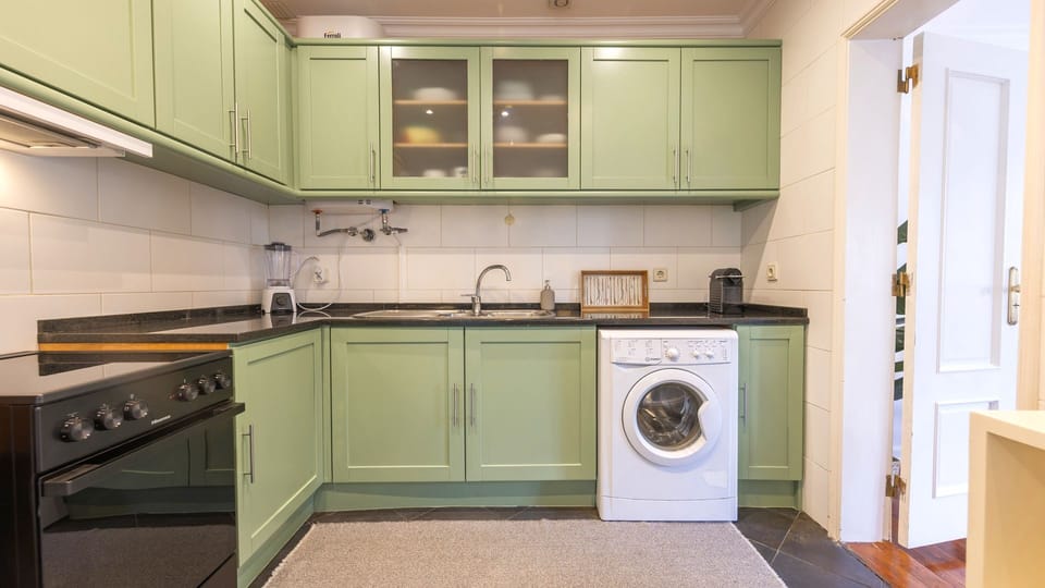 Fully equipped kitchen with retro-style cabinetry, modern appliances, and a washer for ultimate convenience during longer stays.
LisbonRental #EquippedKitchen #WasherIncluded #VintageVibes #GreenKitchen