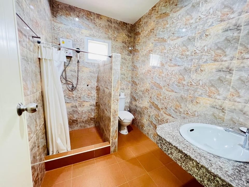 Sky Family Suite | Bathroom | Shower, free toiletries, towels