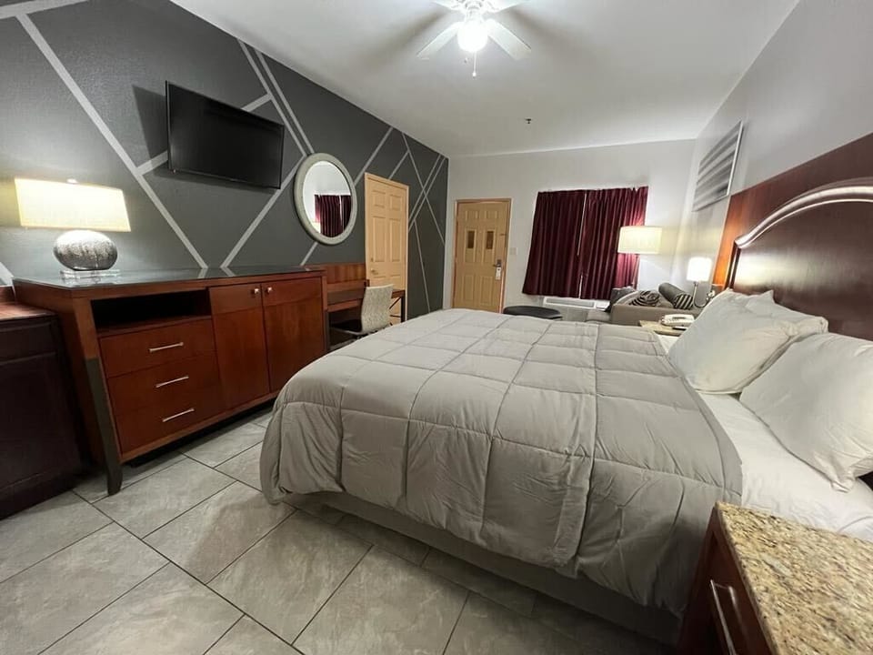 Deluxe Room, 1 King Bed with Sofa bed, Non Smoking | Desk, blackout drapes, iron/ironing board, bed sheets