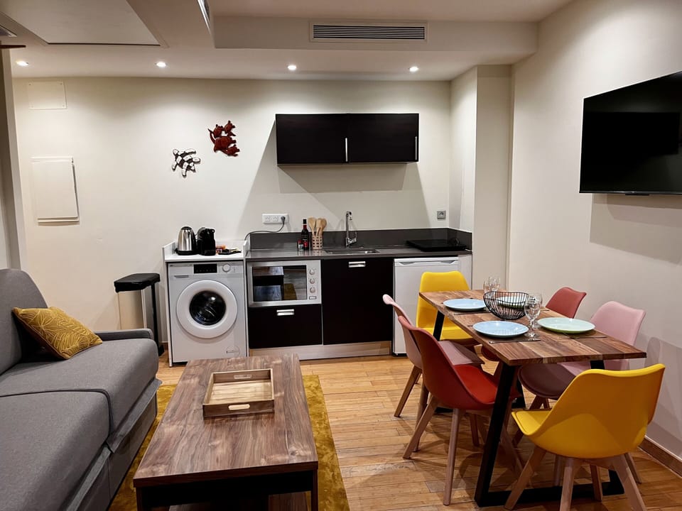 Luxury Apartment, Ensuite (Bord de Mer) | Shared kitchen | Fridge, microwave, stovetop, cookware/dishes/utensils