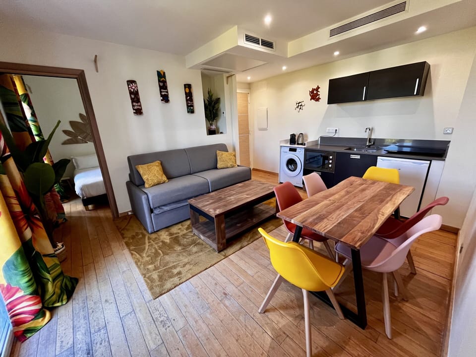 Luxury Apartment, Ensuite (Bord de Mer) | Lounge