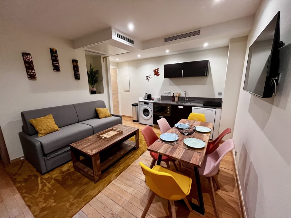 Luxury Apartment, Ensuite (Bord de Mer) | Dining