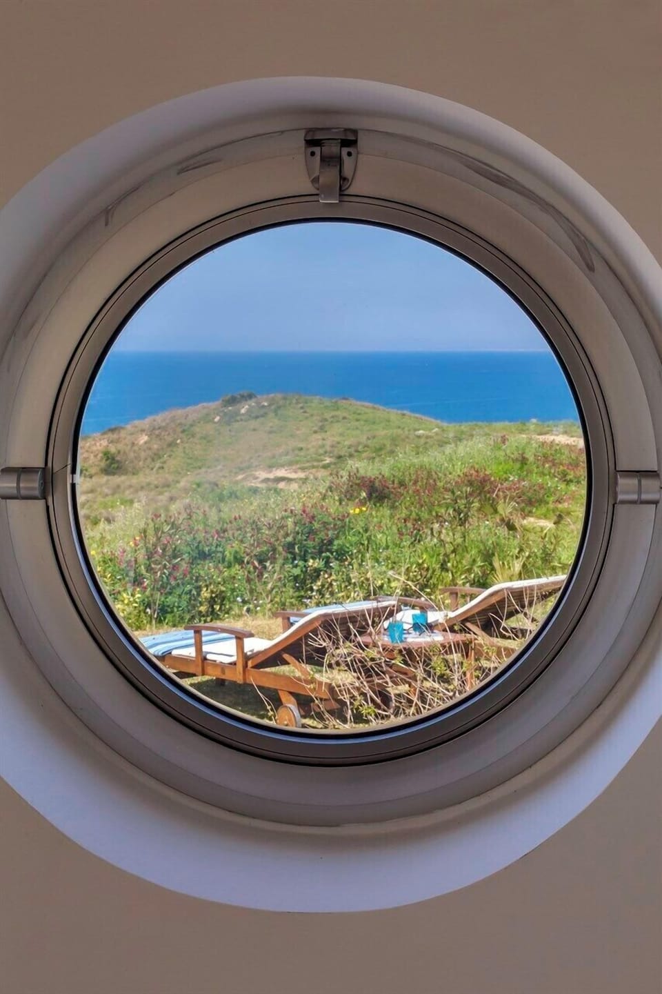 A sea-view porthole!
