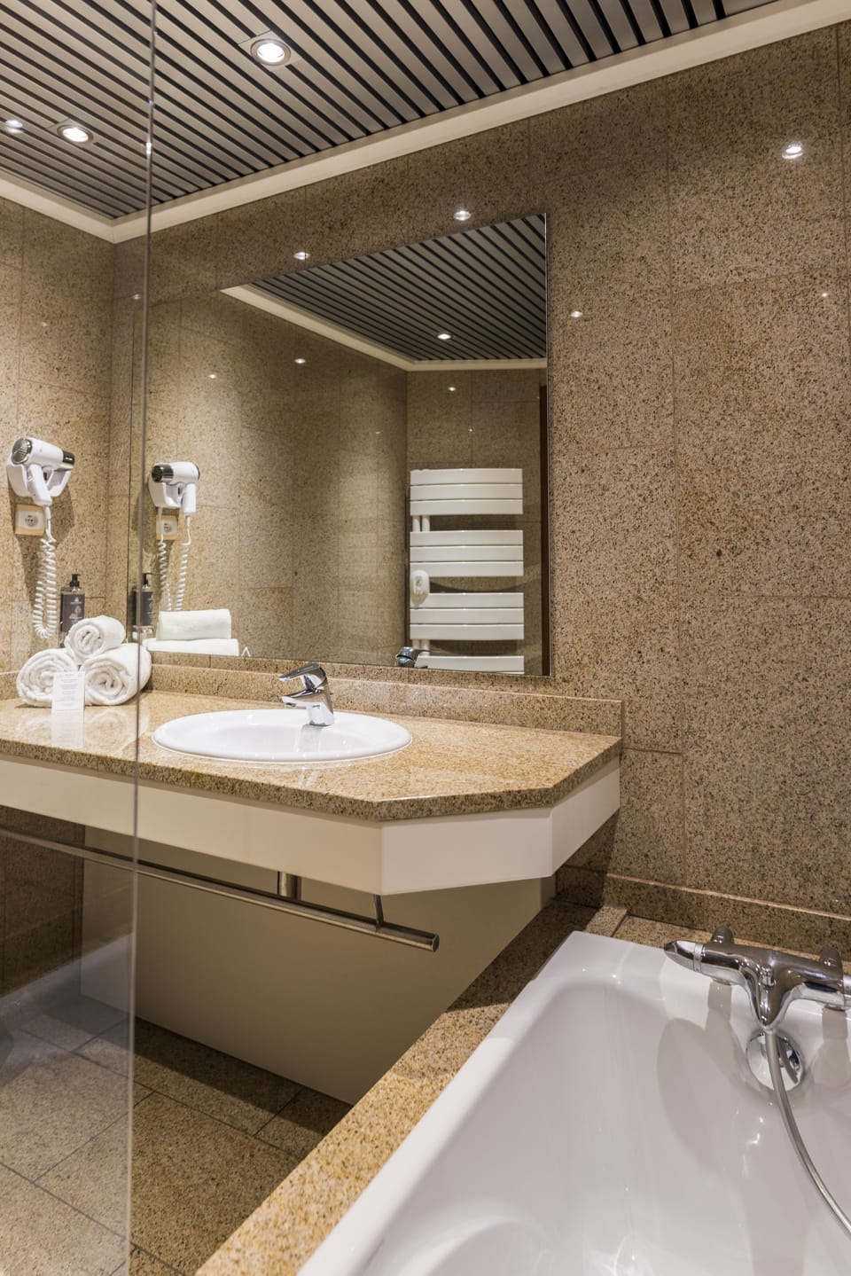 Combined shower/tub, free toiletries, hair dryer, towels