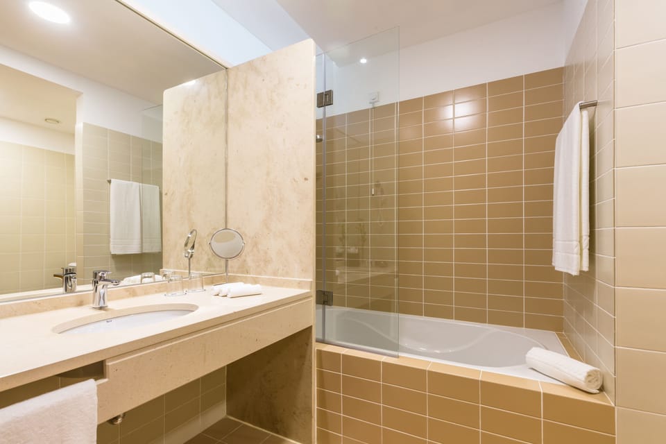 Suite | Bathroom | Combined shower/tub, deep soaking tub, rainfall showerhead