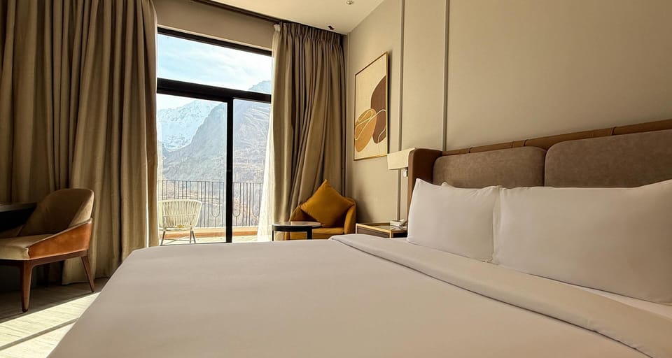 Suite, 1 King Bed, Balcony, Mountain View