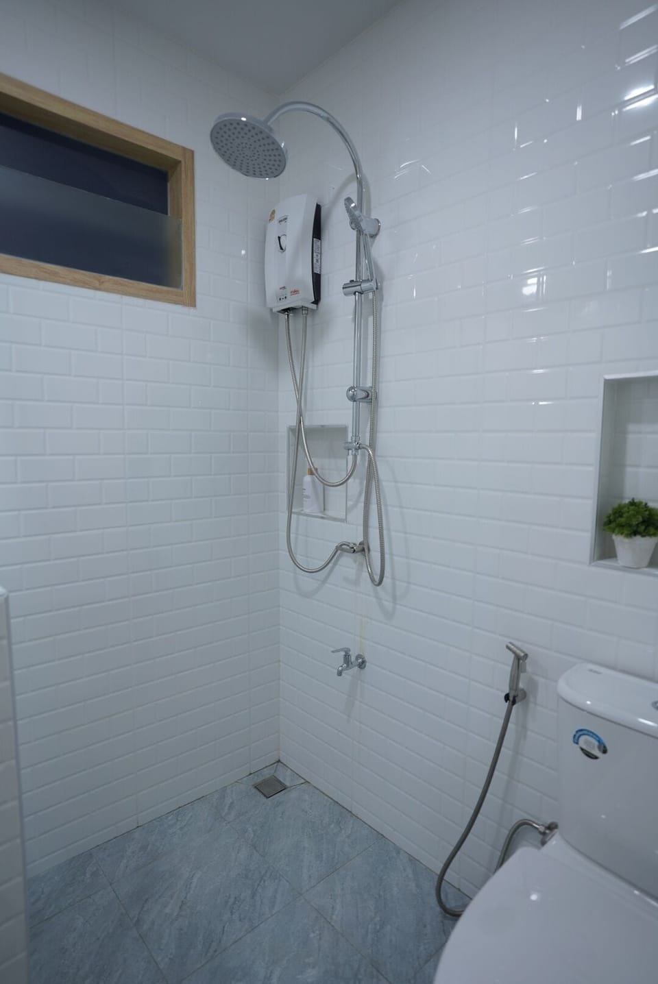 Standard Room, Non Smoking, Microwave | Bathroom | Shower, free toiletries, hair dryer, slippers