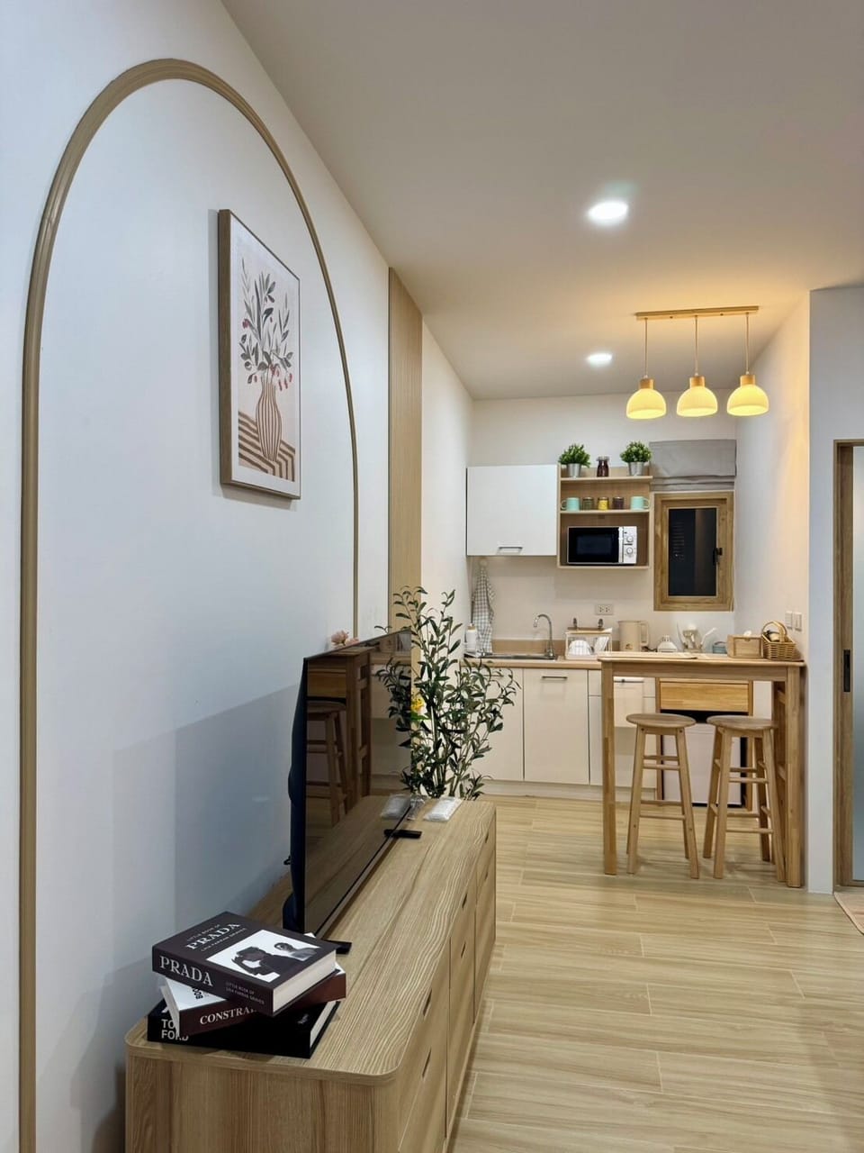Standard Room, Non Smoking, Microwave | In-room dining