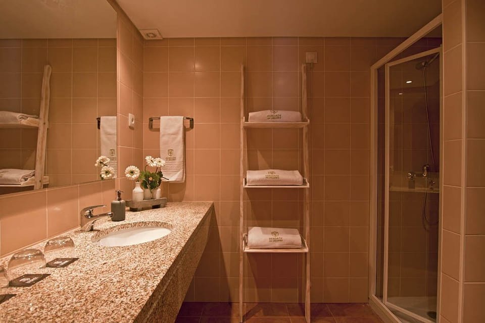 Apartamento T3 Lagar | Bathroom | Shower, free toiletries, towels