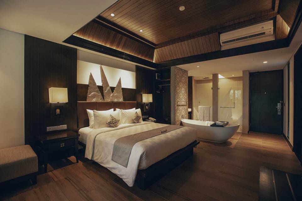 Junior Suite | Minibar, in-room safe, desk, iron/ironing board