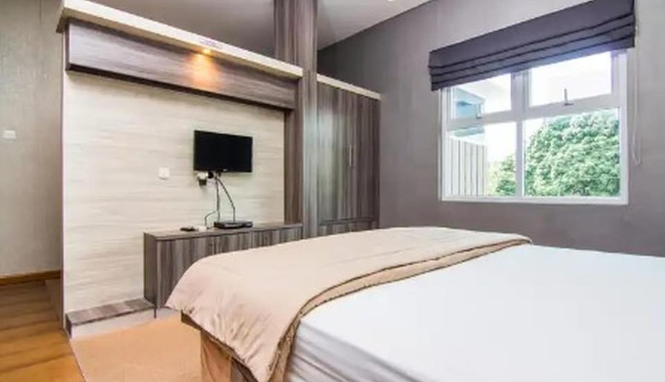 Premium bedding, desk, free WiFi