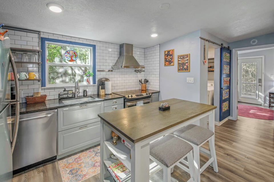 Dining Island | Dishware/Flatware