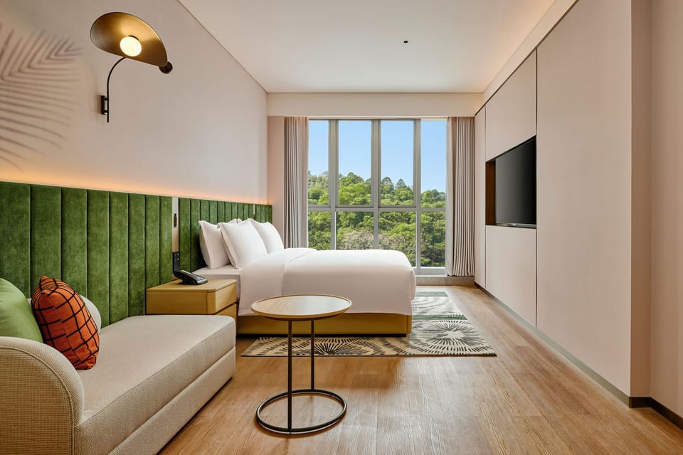 Deluxe Suite, 1 King Bed | Iron/ironing board, WiFi (free), bed sheets