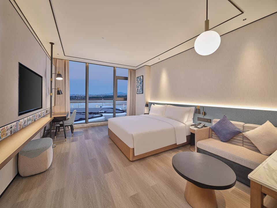King Accessible Room | Down comforters, in-room safe, blackout drapes, free cribs/infant beds