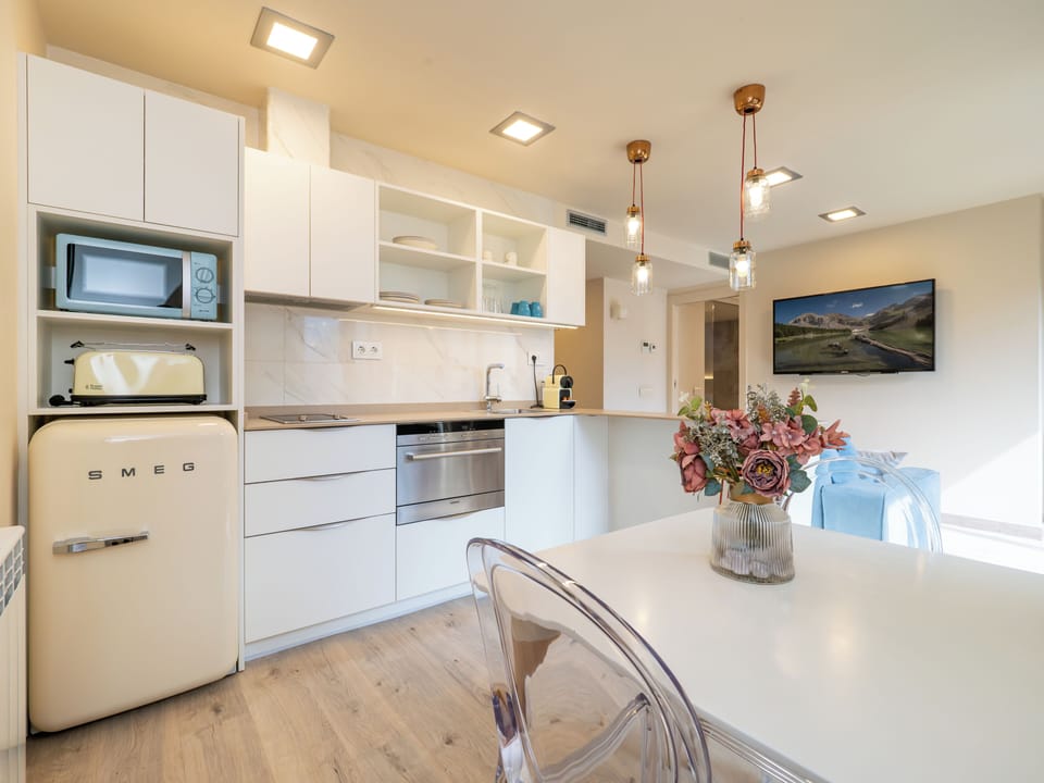 Deluxe Apartment | Private kitchen | Fridge, microwave, stovetop, espresso maker