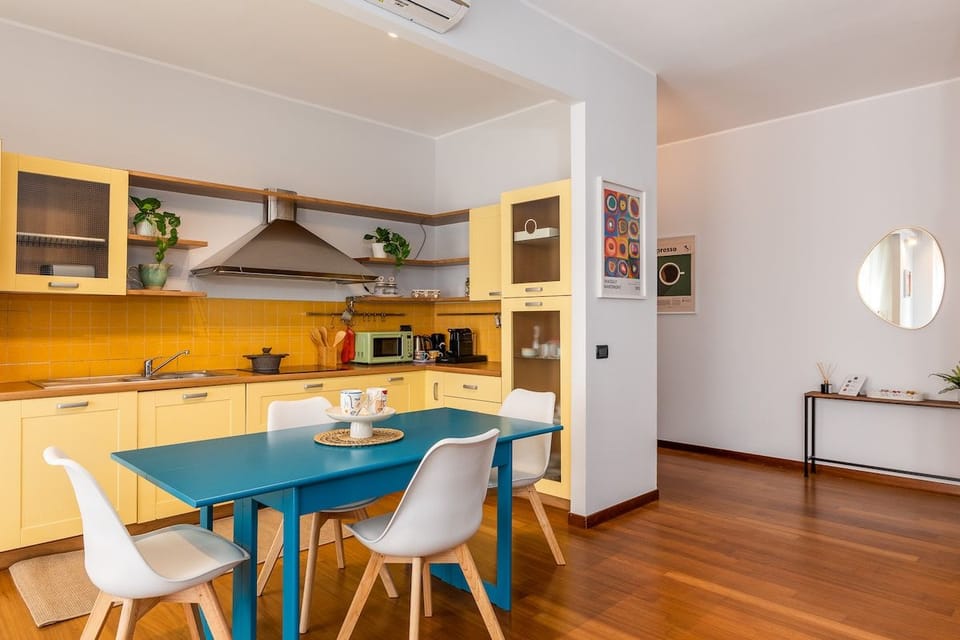 Ampia cucina con balcone