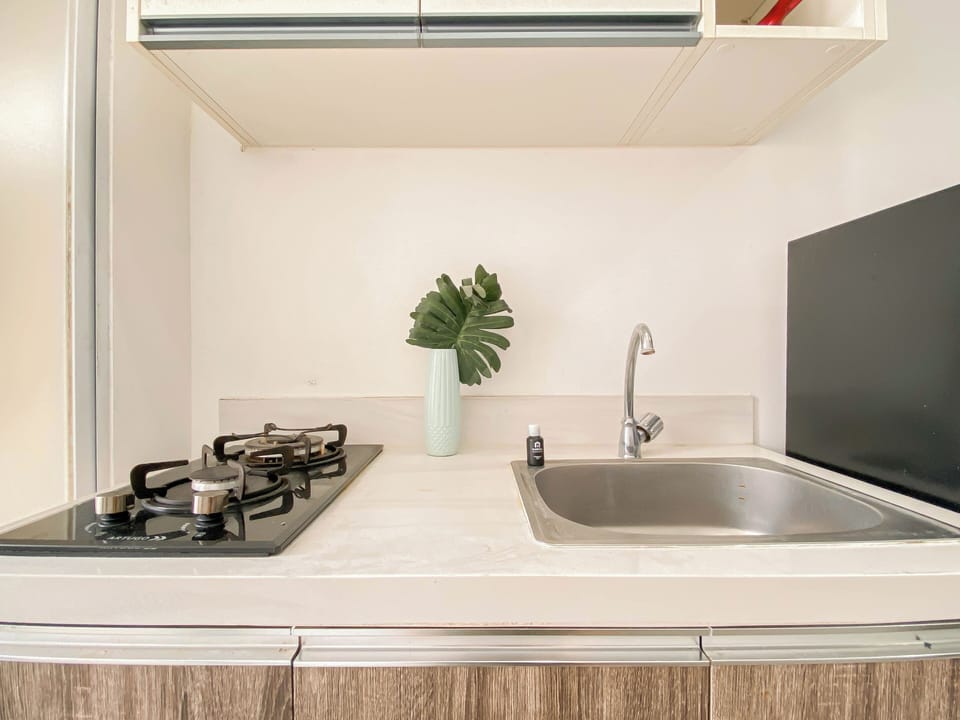 Standard Apartment | Private kitchen | Cookware/dishes/utensils