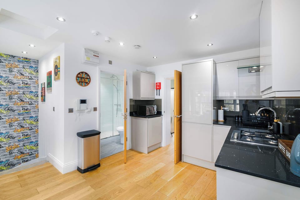 Sleek modern kitchen with oven, hob and coffee bar — ideal for home-cooked dinners during your Shoreditch stay. Coffee maker, kettle, microwave, fridge freezer, oven, washing machine, free coffee pods, coffee, milk, sugar and tea.