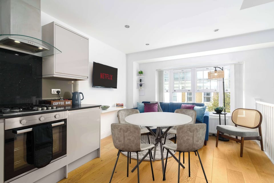 Open-plan dining and kitchen area with everything you need for family meals or long stays in East London Shoreditch, City of London  and Brick Lane area