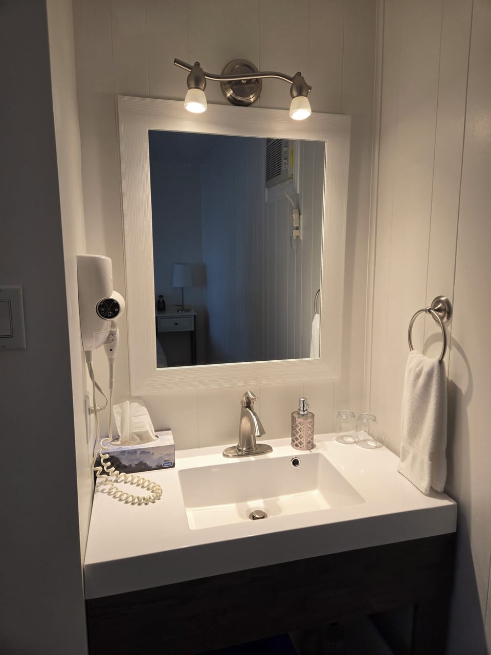 Superior Room, 1 Queen Bed, Private Bathroom, Lake View | Blackout drapes, iron/ironing board (on request), WiFi (free)
