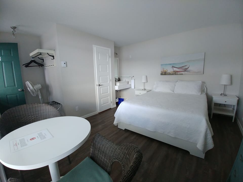 Superior Room, 1 Queen Bed, Private Bathroom, Lake View | Blackout drapes, iron/ironing board (on request), WiFi (free)