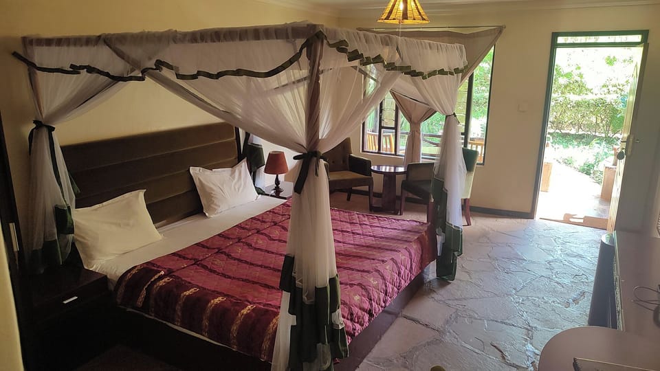 Cottage | In-room safe, desk, laptop workspace, bed sheets