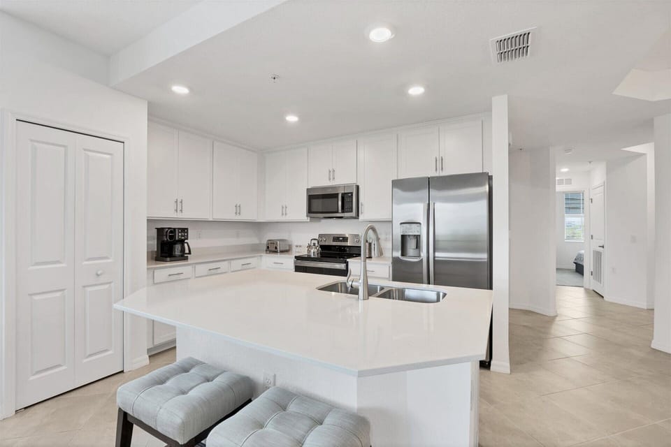 Bright, open, fully equipped kitchen