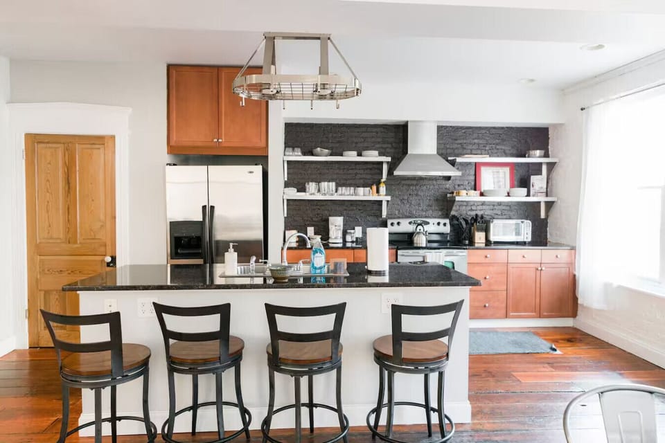 Fully Stocked Kitchen w Bar & Dining Space