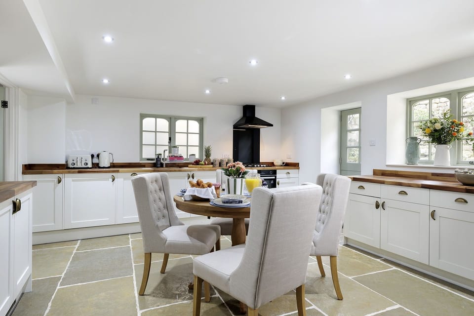 Pilgrim Cottage Kitchen/Dining Room - StayCotswold