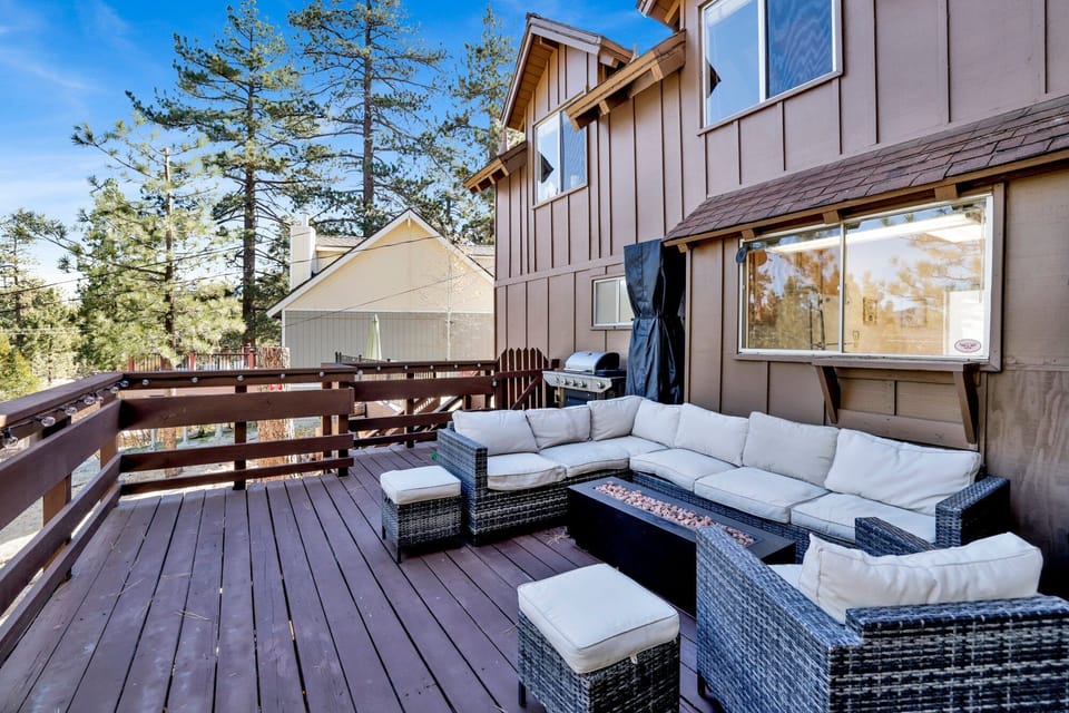 Comfortable patio with amazing view, patio furniture, firepit, bbq