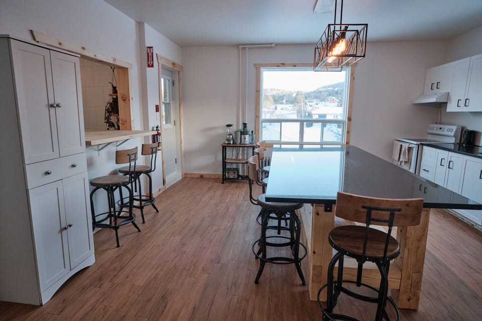 Full-size fridge, microwave, oven, stovetop