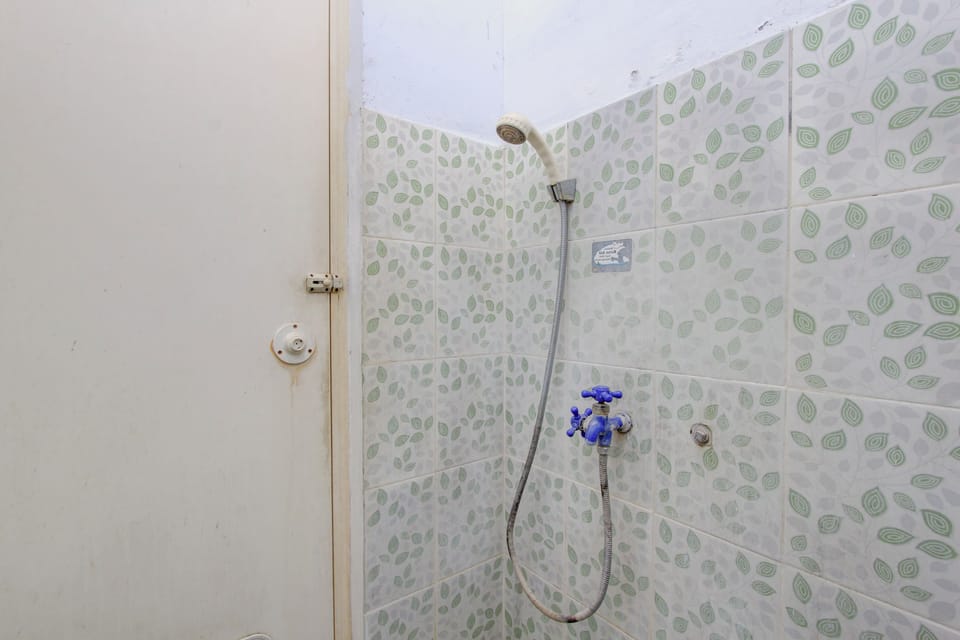 Standard Double Room | Bathroom | Shower, towels