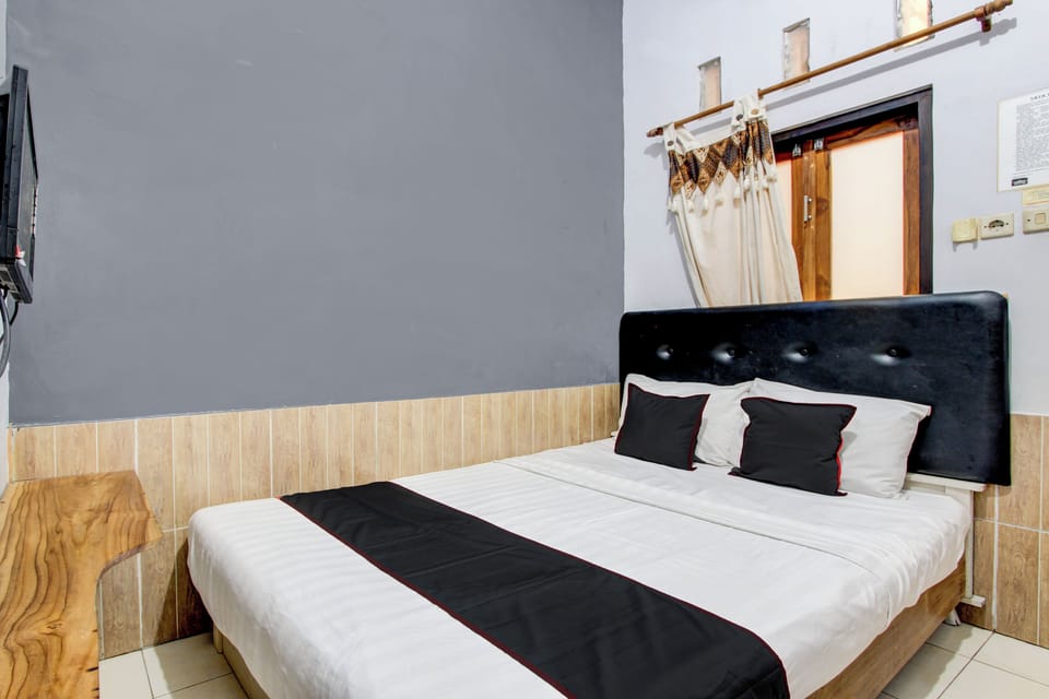 Deluxe Double Room | Desk, bed sheets