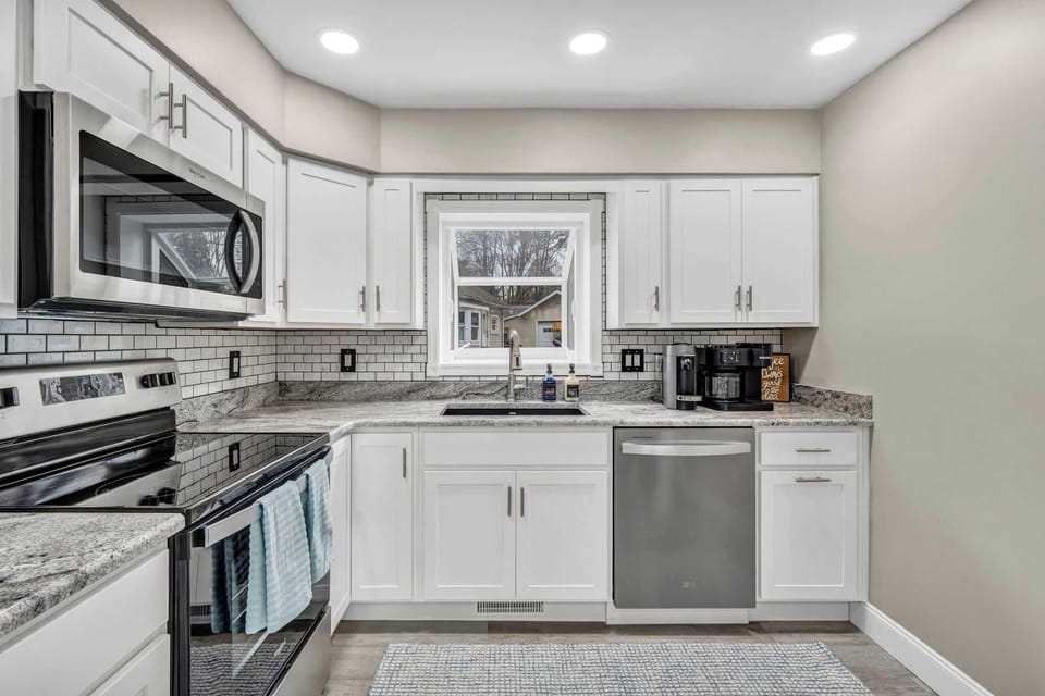 Feel right at home in this fully equiped kitchen, perfect for cooking family meals, quick snacks, or anything in between.