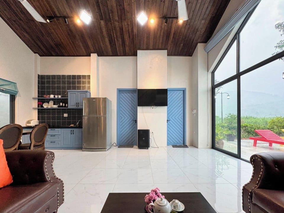 Flat-screen TV, fireplace