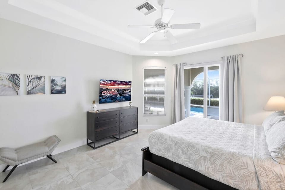 Guest bedroom with lanai access
