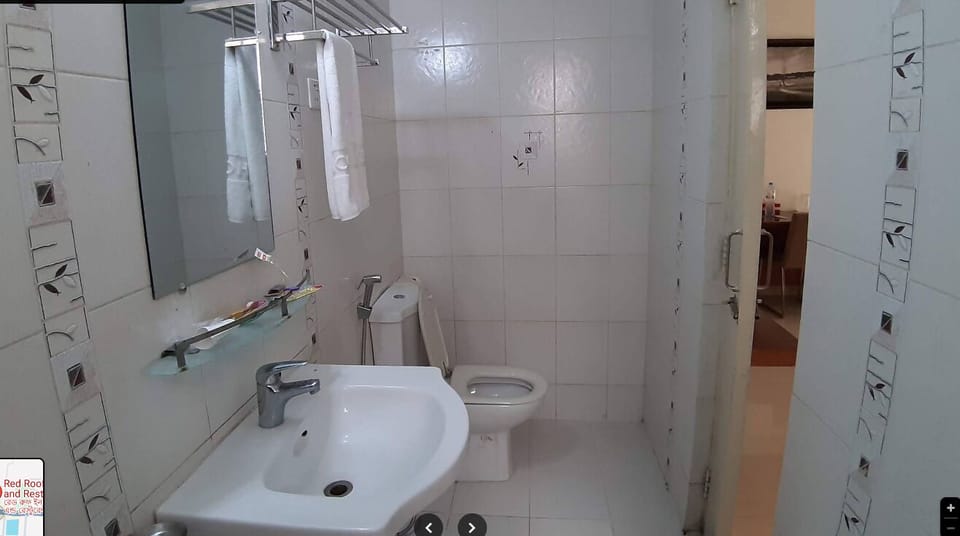 Deluxe Double Room, City View | Bathroom | Free toiletries, towels, soap, shampoo
