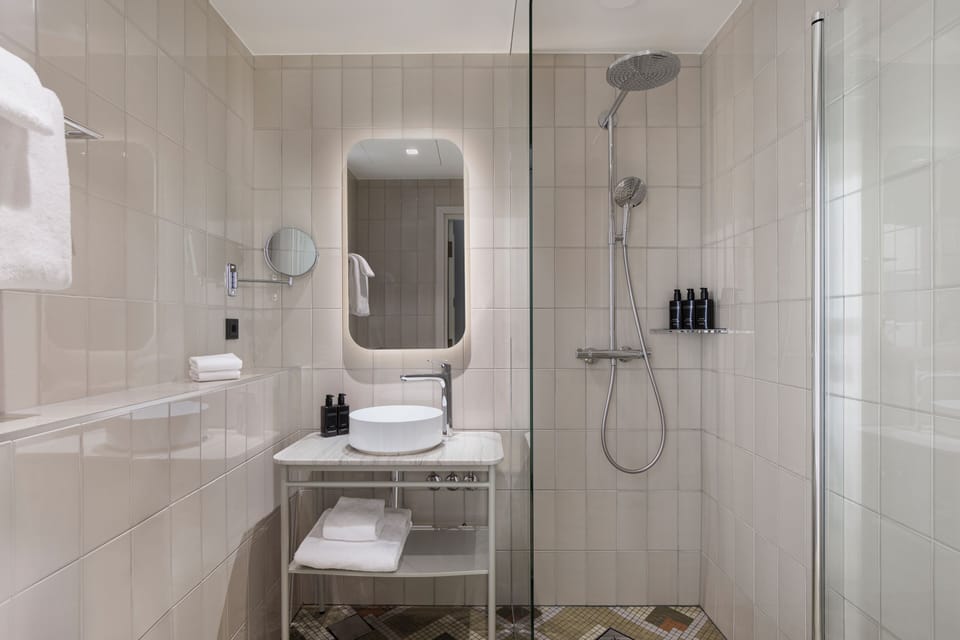 Room, 1 Queen Bed (Solo Supreme Queen) | Bathroom | Shower, hair dryer, bidet, towels