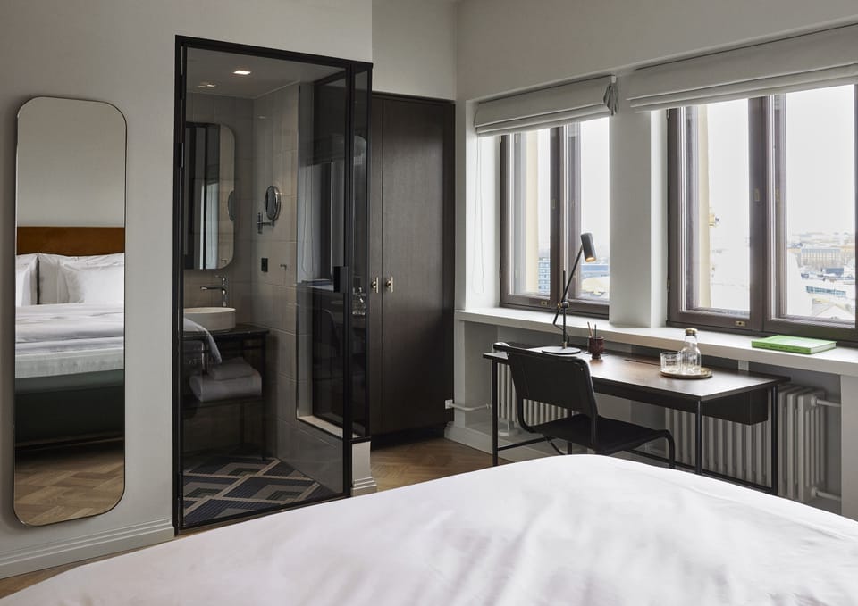 Premium bedding, in-room safe, desk, blackout drapes