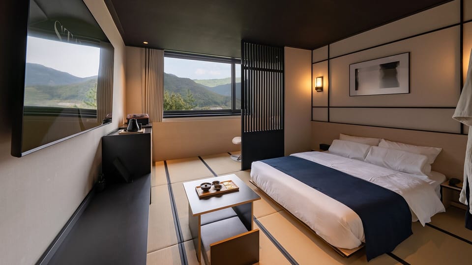 Suite Tatami Room | Desk, laptop workspace, soundproofing, free WiFi
