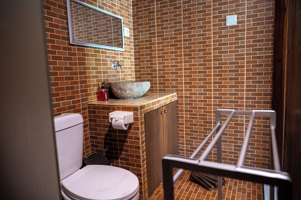 Deluxe Cottage | Bathroom | Shower, bidet, towels, soap
