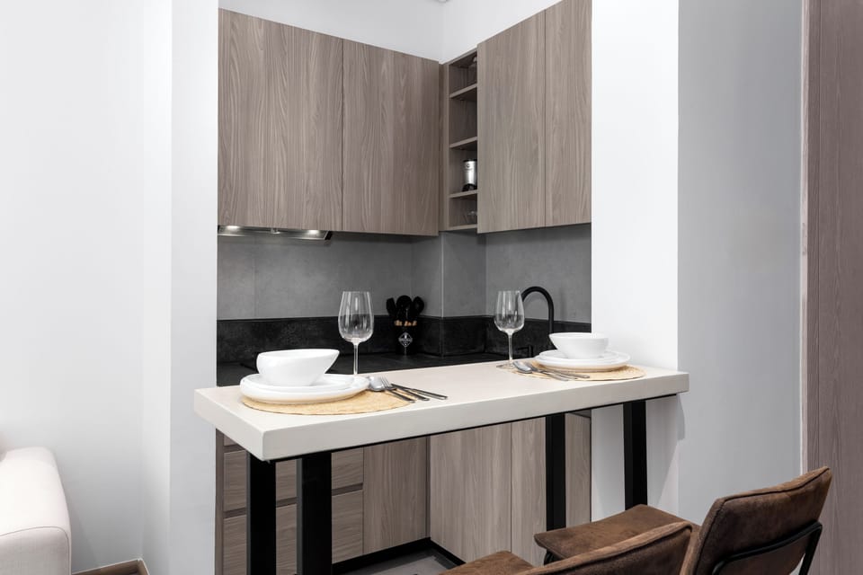 Deluxe Studio, Non Smoking | In-room dining