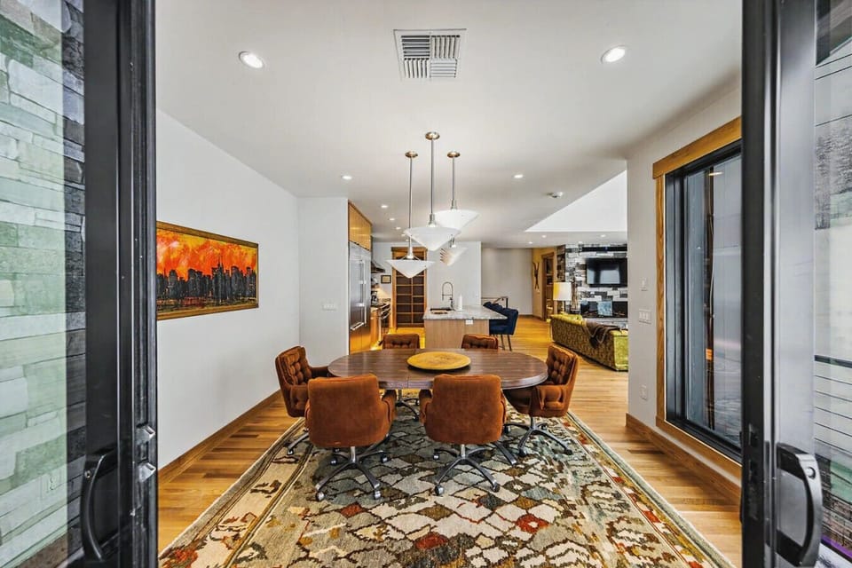 Dining Area - Seats 6