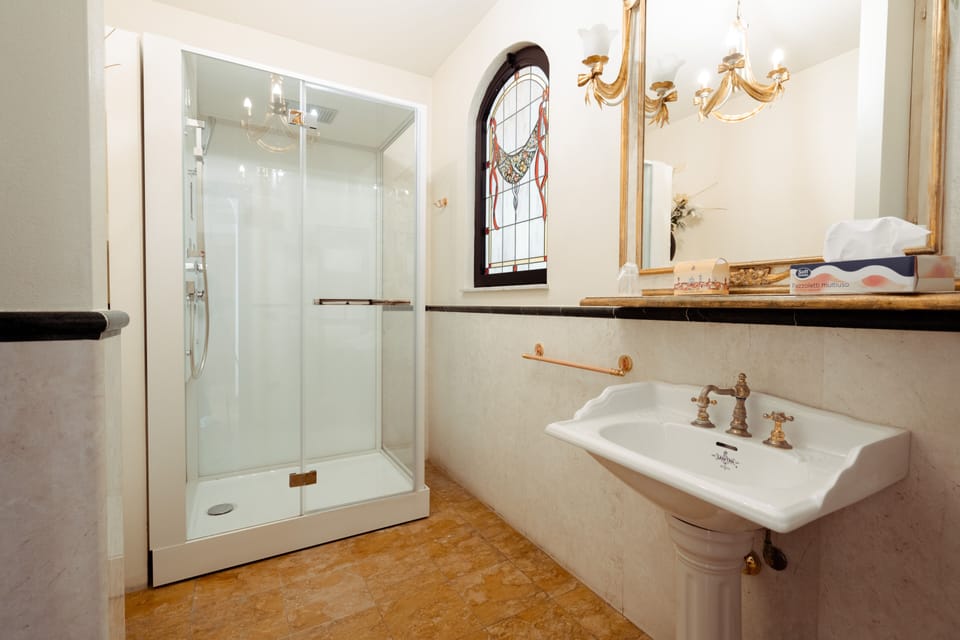 Junior Suite Tosca with balcony | Bathroom | Shower, free toiletries, hair dryer, bidet
