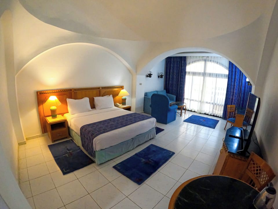 Deluxe Double Room, Sea View | Minibar, in-room safe, desk, bed sheets