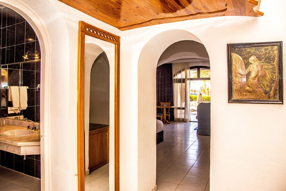 Deluxe Twin Room, Sea View | Minibar, in-room safe, desk, bed sheets