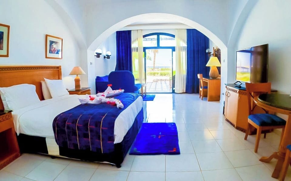 Deluxe Double Room, Sea View | Minibar, in-room safe, desk, bed sheets